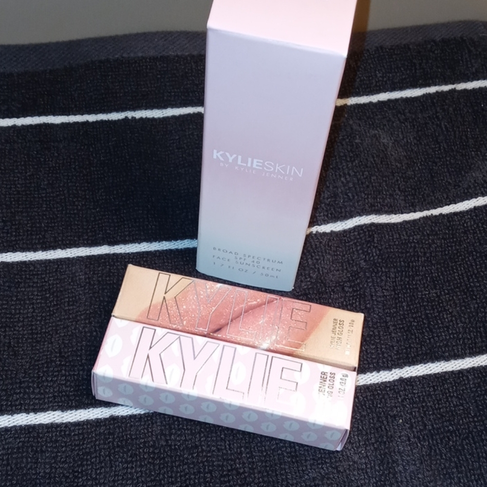 Kylie Jenner SPF 40 sunscreen & plumping lipgloss